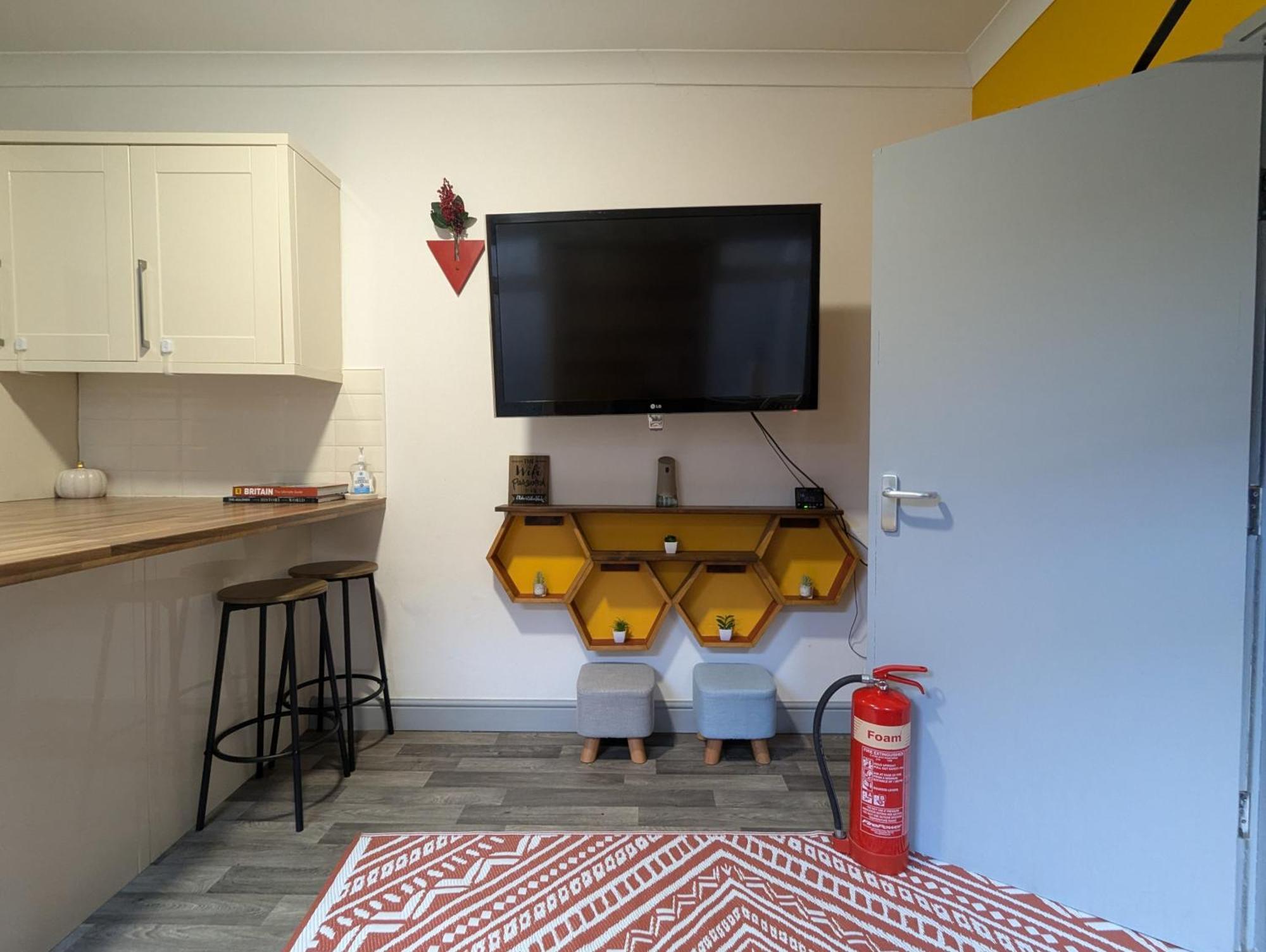 R3 - Cozy Small Double - City & Beach Access, Wifi, Free Parking - Self Catering Swansea Extérieur photo